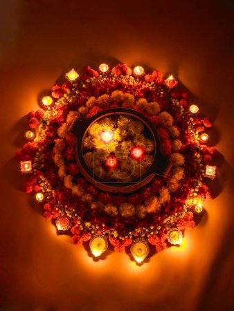 Diyas y arreglo de flores para el festival de luces Diwali