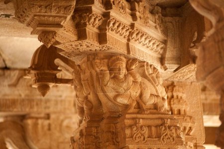Foto de Tallado en el techo del templo vitthal, Hampi, Karnataka, India - Imagen libre de derechos