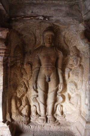 Téléchargez les photos : Badami, Chalukya, Grotte 4, 575 A.D. _ 585 A.D., Dédié à Jaina, Gommateshvara, fils du premier Tirthankara, site du patrimoine mondial de l'UNESCO, Bagalkot, Karnataka, Inde - en image libre de droit