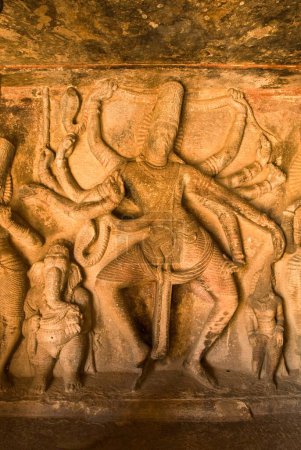 Foto de Exuberante danza Shiva relieve en relieve Bas en Ravanaphadi templo cueva en Aihole, Karnataka, India - Imagen libre de derechos