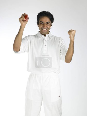 Bowler indien dans l'expression de sortie après avoir attrapé la balle dans le match de cricket 