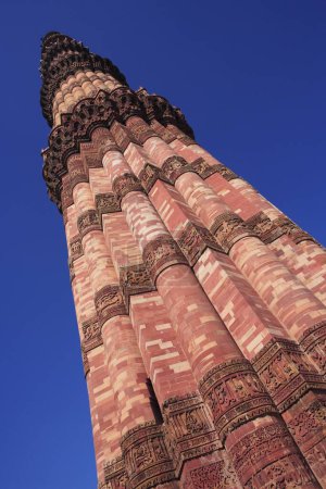 Foto de Qutab Minar construido en 1311 torre de arenisca roja, Delhi, India Patrimonio de la Humanidad por la UNESCO - Imagen libre de derechos