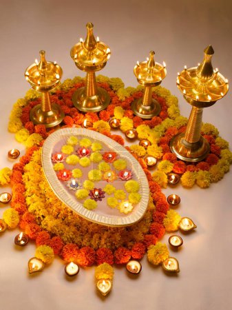 Lámparas de aceite Diyas y arreglo de flores para el festival diwali; India