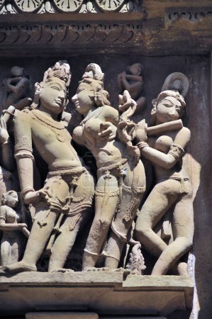 Khajuraho adornado esculturas talladas en la pared de lakshmana templo madhya pradesh India