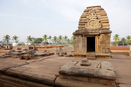 Foto de Jambulinga torre del templo curvas costillas decoradas en forma de herradura gran panel de Shiva bailando con Nandi y Parvati, Pattadakal, Chalukya, Distrito Bagalkot, Deccan plateau, Karnataka, India - Imagen libre de derechos