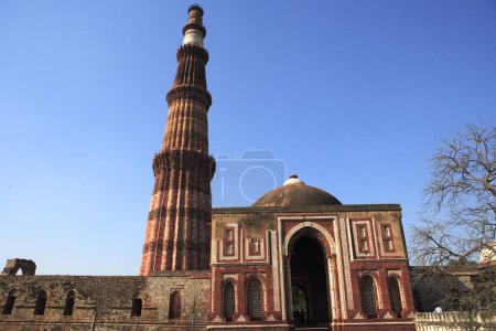Téléchargez les photos : Qutab Minar et Alai Darwaza construits en 1311 tour de grès rouge, art indo-musulman, sultanat de Delhi, Delhi, Inde Site du patrimoine mondial de l'UNESCO - en image libre de droit