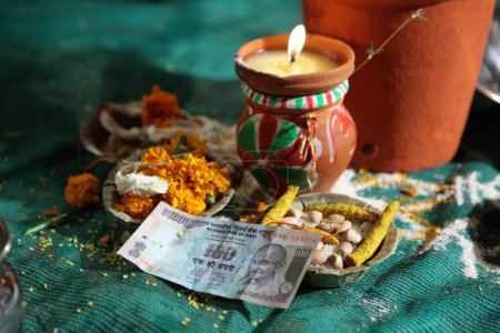 Téléchargez les photos : Offrandes de billets de monnaie indienne au seigneur Wedding India - en image libre de droit