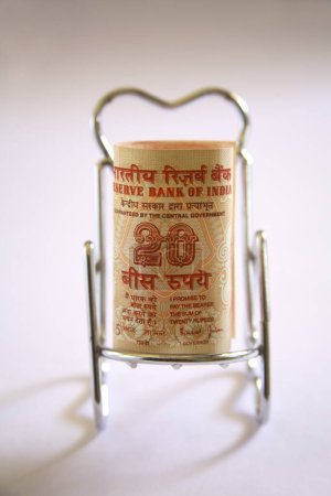 Foto de Concepto, moneda india veinte rupias en silla de acero inoxidable relax - Imagen libre de derechos