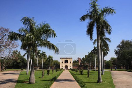 Téléchargez les photos : La porte de Bu Halima mène au jardin tombeau de Bu Halima dans le complexe funéraire Humayuns, Delhi, Inde Site du patrimoine mondial de l'UNESCO - en image libre de droit
