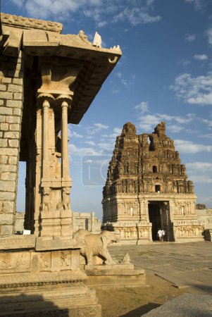 Bajana Mandap und Shri Vijayavitthala Tempelturm in Hampi, Karnataka, Indien