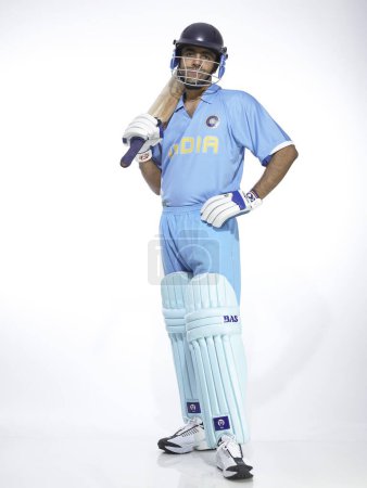 Indischer Schlagmann mit Schläger trug Helm für Cricket-Match 