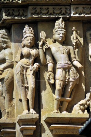 Indra mit begleitender Gottheit an der Wand des vishvanath Tempels Khajuraho madhya pradesh india