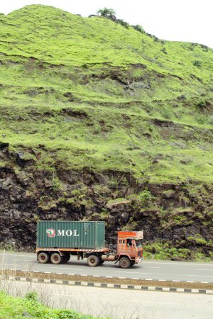 Téléchargez les photos : Camions sur la chaussée panvel à pune, Maharashtra, Inde - en image libre de droit