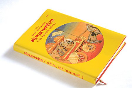 Téléchargez les photos : Concept, Shree Mudh Bhagvad gita livre théologique épisode de Mahabharata sur fond blanc - en image libre de droit