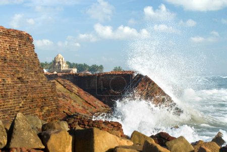 Téléchargez les photos : Temple Masilamaninathar Tha pandya roi Maravarman Kulasekara construit en 1305 AD partie avant endommagée par l'érosion de la mer, Tamil Nadu, Inde - en image libre de droit
