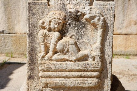 Téléchargez les photos : Statue de Dieu Bal Krishna sculptée dans le complexe du temple Vitthala, Hampi, Vijayanagar, patrimoine mondial de l'UNESCO, plateau Deccan, Taluka Hospet, district Bellary, Karnataka, Inde - en image libre de droit
