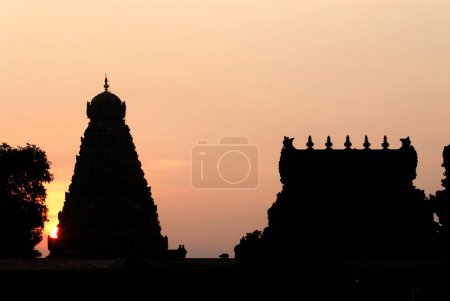 Téléchargez les photos : Coucher de soleil derrière Periya Koyil Vimanam et gopuram Brihadeshwara temple dédié au seigneur Shiva, Thanjavur, Tamil Nadu, Inde Patrimoine mondial de l'UNESCO - en image libre de droit