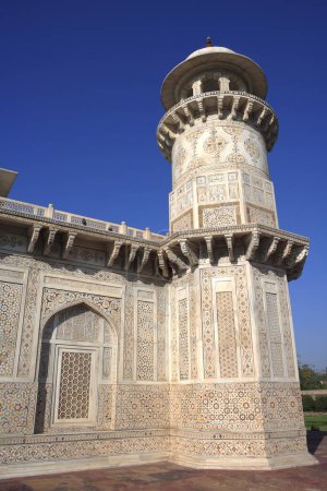 Minarett von Itimad _ ud _ Daula Grab Mausoleum aus weißem Marmor zwischen 1600 und 1700 von Moghul-Kaiser, Agra, Uttar Pradesh, Indien