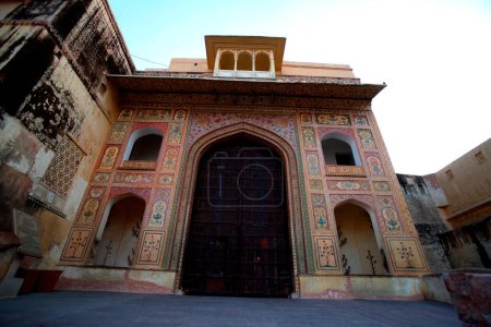 Foto de Puerta de madera con la puerta de entrada pequeña de ámbar como fuerte de Amer en 1592, Jaipur, Rajasthan en la India - Imagen libre de derechos