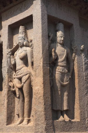 Foto de A la izquierda Ardhanariswara Dios Shiva a la derecha Dios Harihara en monolito roca tallado templos, Mahabalipuram, Distrito Chengalpattu, Tamil Nadu, India UNESCO Patrimonio de la Humanidad - Imagen libre de derechos
