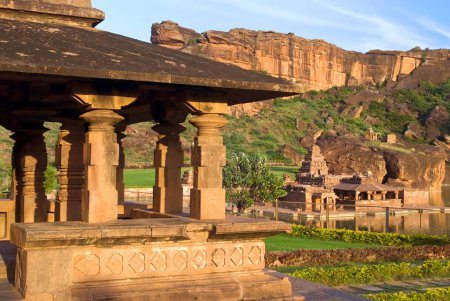 Téléchargez les photos : Temples du groupe Mallikarjuna et Bhutanatha fin VIIe et XIe siècle à Badami, Karnataka, Inde - en image libre de droit