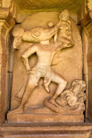 Téléchargez les photos : Incarnation de sanglier Vishnu Bhuvaragamurthy dans le temple de Durga, Aihole, Karnataka, Inde - en image libre de droit