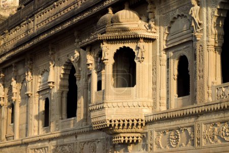 Foto de Balcones colgantes tallados en el templo de Maheshwar, Maheshwar, Madhya Pradesh, India - Imagen libre de derechos