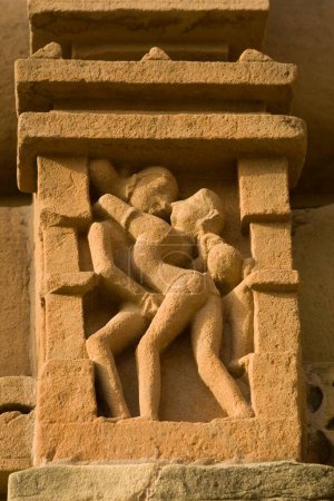 Foto de Escultura erótica alrededor del siglo X, templo Lakshmana de Khajuraho, Madhya Pradesh, India - Imagen libre de derechos