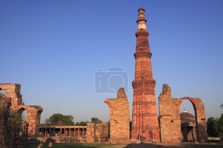 Foto de Qutab Minar construido en 1311 torre de arenisca roja, arte Indo _ Muslim, sultanato de Delhi, Delhi, India Patrimonio de la Humanidad por la UNESCO - Imagen libre de derechos
