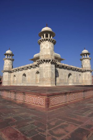 Itimad _ ud _ Daula Grab Mausoleum aus weißem Marmor gebaut von Moghul-Kaiser, Agra, Uttar Pradesh, Indien
