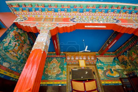 Foto de Pinturas murales en la entrada del monasterio de Sakya, Defraud, Uttaranchal Uttarakhand, India - Imagen libre de derechos