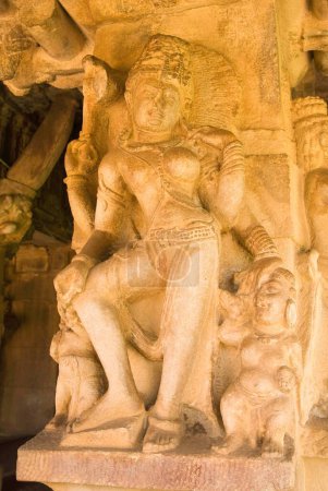 Téléchargez les photos : Sculpture d'Ardhanarishvara gravée sur l'une des colonnes du temple Durga à Aihole, Karnataka, Inde - en image libre de droit