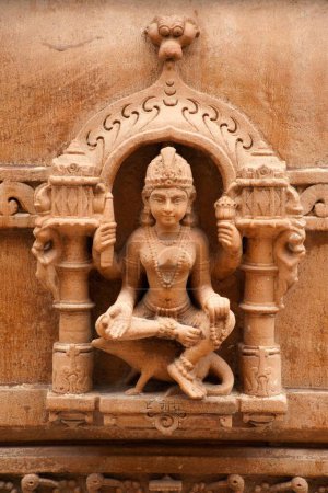Téléchargez les photos : Sculpture de la déesse gauri assise sur la musaraigne sur le mur de panchasara parasvanath jain temple, Patan, Gujarat, Inde - en image libre de droit