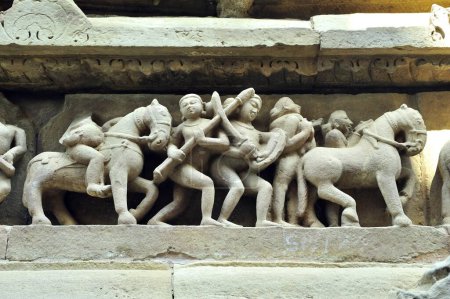 Téléchargez les photos : Bataille sur le temple lakshmana Khajuraho madhya pradesh Inde - en image libre de droit