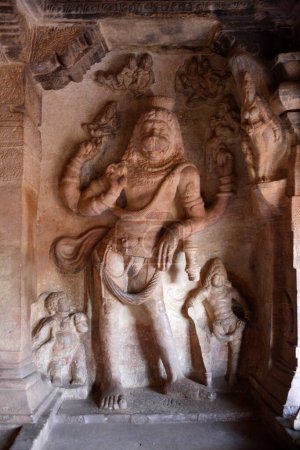 Téléchargez les photos : Statue du Seigneur Vishnus Incarnation Narasimha à Badami Chalukya Cave, site du patrimoine mondial de l'UNESCO, Bagalkot, Karnataka, Inde - en image libre de droit