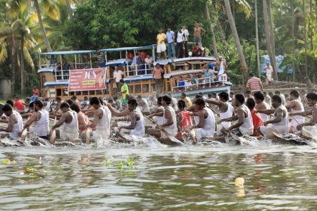 Téléchargez les photos : Course en bateau sur le lac punnamada, Alleppey, Alappuzha, Kerala, Inde - en image libre de droit