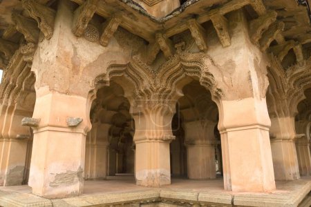 Téléchargez les photos : Lotus Mahal à Hampi, Karnataka, Inde - en image libre de droit