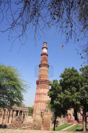 Téléchargez les photos : Qutab Minar construit en 1311tour de grès rouge, Delhi, Inde Patrimoine mondial de l'UNESCO - en image libre de droit
