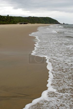 Foto de Olas de surf en la playa, Village Bhogwe, Konkan, District Sindhudurga, Maharashtra, India - Imagen libre de derechos