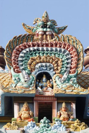 Foto de Gopuram con figuras de estuco coloreadamente pintadas y ricamente decoradas de deidades en el templo de Sri Ranganathswami, Srirangam, Tiruchirapalli Trichy, Tamil Nadu, India - Imagen libre de derechos