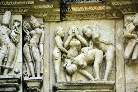 Mithuna Paare an der Wand des vishvanath Tempels Khajuraho madhya pradesh india