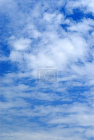 Téléchargez les photos : Nuages blancs et ciel bleu à Pune, Maharashtra, Inde, Asie - en image libre de droit