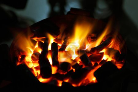 Kohlenbecken mit Holzkohleofen lodert heißer Grill
