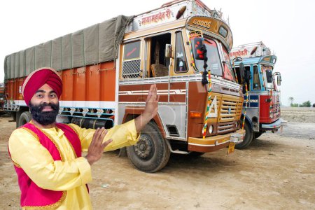 Foto de Sikh hombre en bhangra pose de pie en los camiones - Imagen libre de derechos