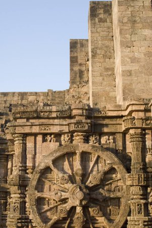 Téléchargez les photos : L'une des nombreuses sculptures emblématiques sur les murs du temple du soleil du 13ème siècle monument du patrimoine mondial, Konarak, Orissa, Inde - en image libre de droit