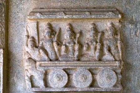 Rama et Lakshmana avec leurs conjoints sur le char sur le mur extérieur du temple Ramachandra à Hampi, Karnataka, Inde