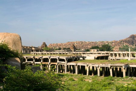 Templo de Vithala y bazar en columnas en el siglo XVI, Hampi, Karnataka, India