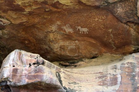 Foto de Pinturas rupestres que muestran animales en los refugios de roca no 3 diez mil años de edad en Bhimbetka cerca de Bhopal, Madhya Pradesh, India - Imagen libre de derechos