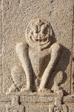 Téléchargez les photos : Statue de Dieu Narasimha sculptée sur pilier dans le temple Kadalekalu Ganesha, colline Hemkuta, Hampi, Vijayanagar, patrimoine mondial de l'UNESCO, plateau Deccan, hospet Taluka, district Bellary, Karnataka , - en image libre de droit