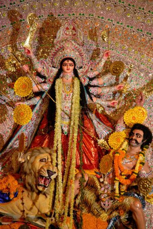 Téléchargez les photos : Déesse Durga tuant un démon au Durgotsav Navratri Navaratri Bengal club, Shivaji park, Dadar, Bombay Mumbai, Maharashtra, Inde 2008 - en image libre de droit